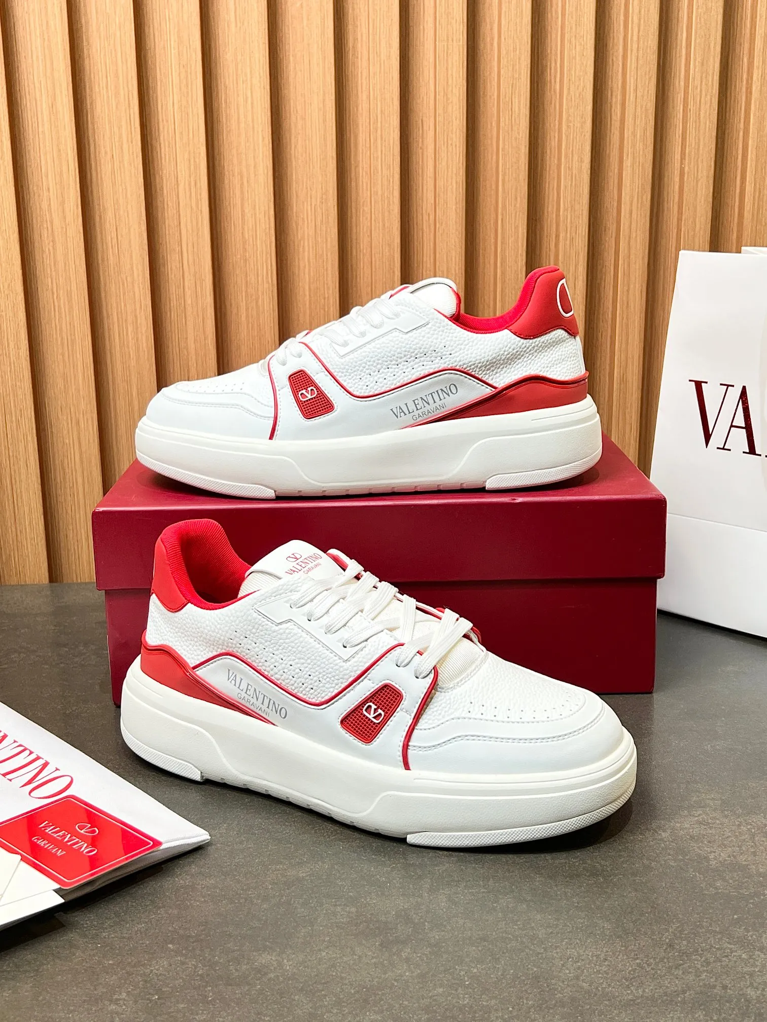 👟👟Ex-factory price 680👟👟 𝑽𝒂𝒍𝒆𝒏𝒕𝒊𝒏𝒐Valentino 𝑶𝒏𝒆𝑺𝒕𝒖𝒅 Couple's sneaker series Valentino 2025 latest couple's sneakers same style for celebrities Hot sale. The original ZP was purchased and dismantled. Repeated printing and modification. Trying to restore the original version 1:1! Top luxury masterpiece, soft and comfortable, combining fashion and leisure, bringing excellent and elegant texture and excellent on-foot comfort. Top purchasing version upper: imported calfskin surface/original oil edge craftsmanship. Lining: water-dyed cowhide lining. Outsole: original development 𝐓𝐏𝐔 two-color combination outsole. Packaging: original configuration complete package. Code number: 34-44